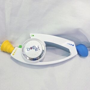 Hasbro Bop It Electronic Handheld Party Game Level Settings Simple White 2008